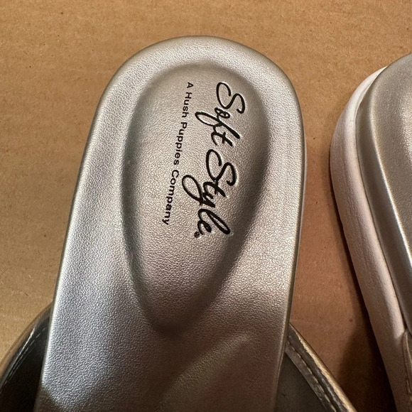 Soft‎ Style by Hush Puppies silver glitter flat sandals, sparkly, 9.5, flip flop - Picture 2 of 7